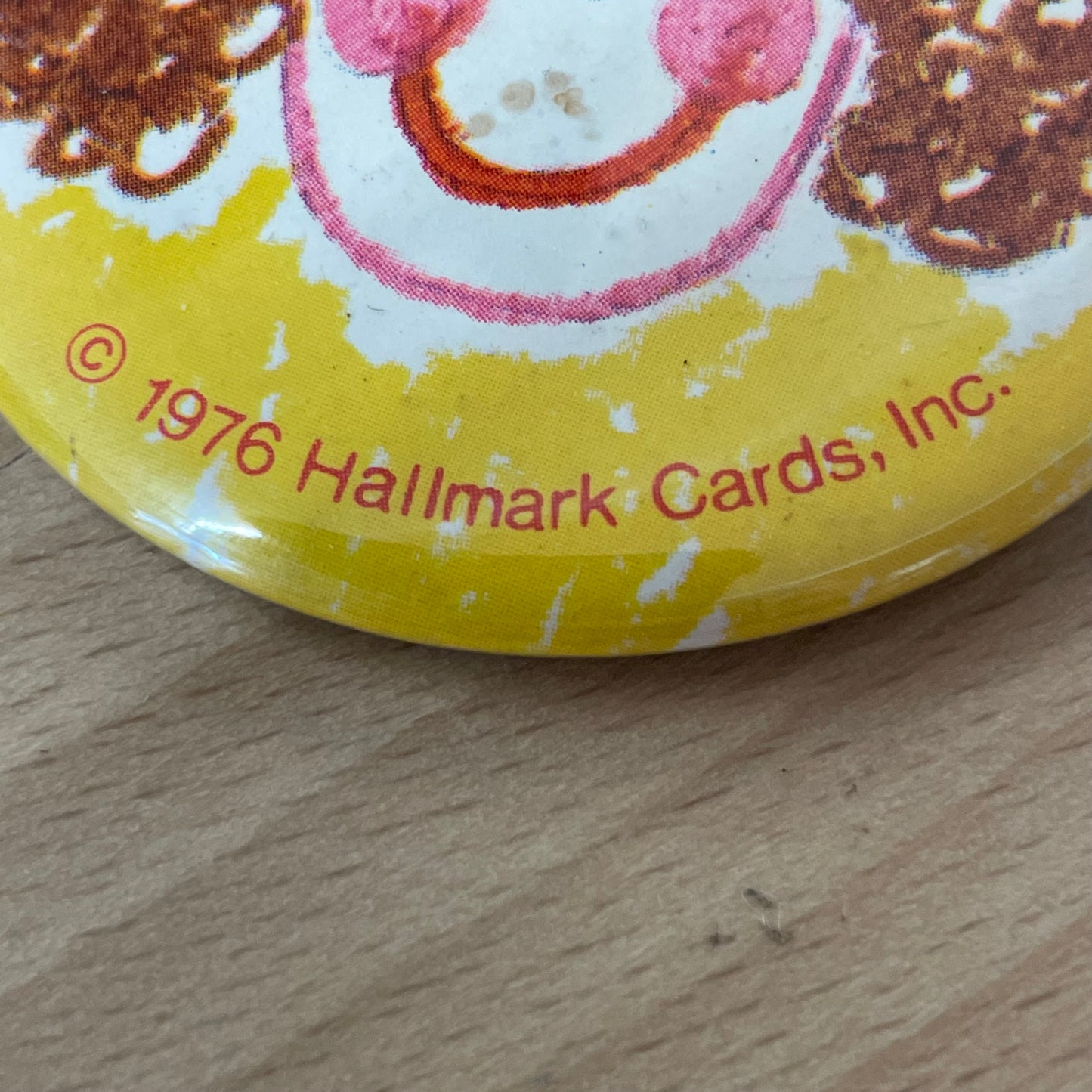 1976 Hallmark “I Love Mom” Pin: 2.25” diameter