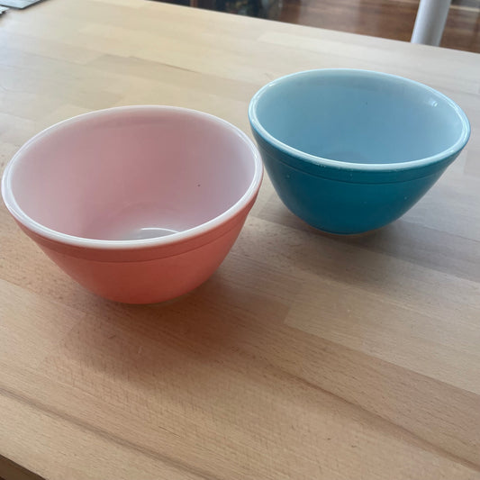 Vintage Pyrex Mixing Bowls – Pink & Aqua, Set of 2 (1.5 pt)