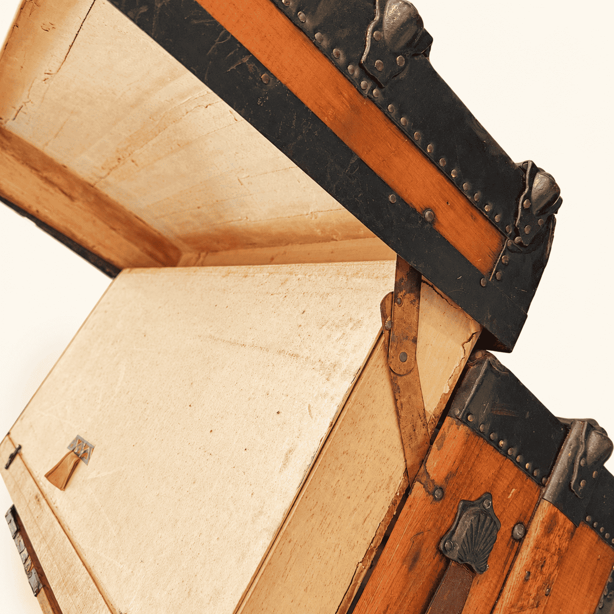 Antique Victorian Dome Top Steamer Trunk with Lithograph Lid, photo 12 of 15