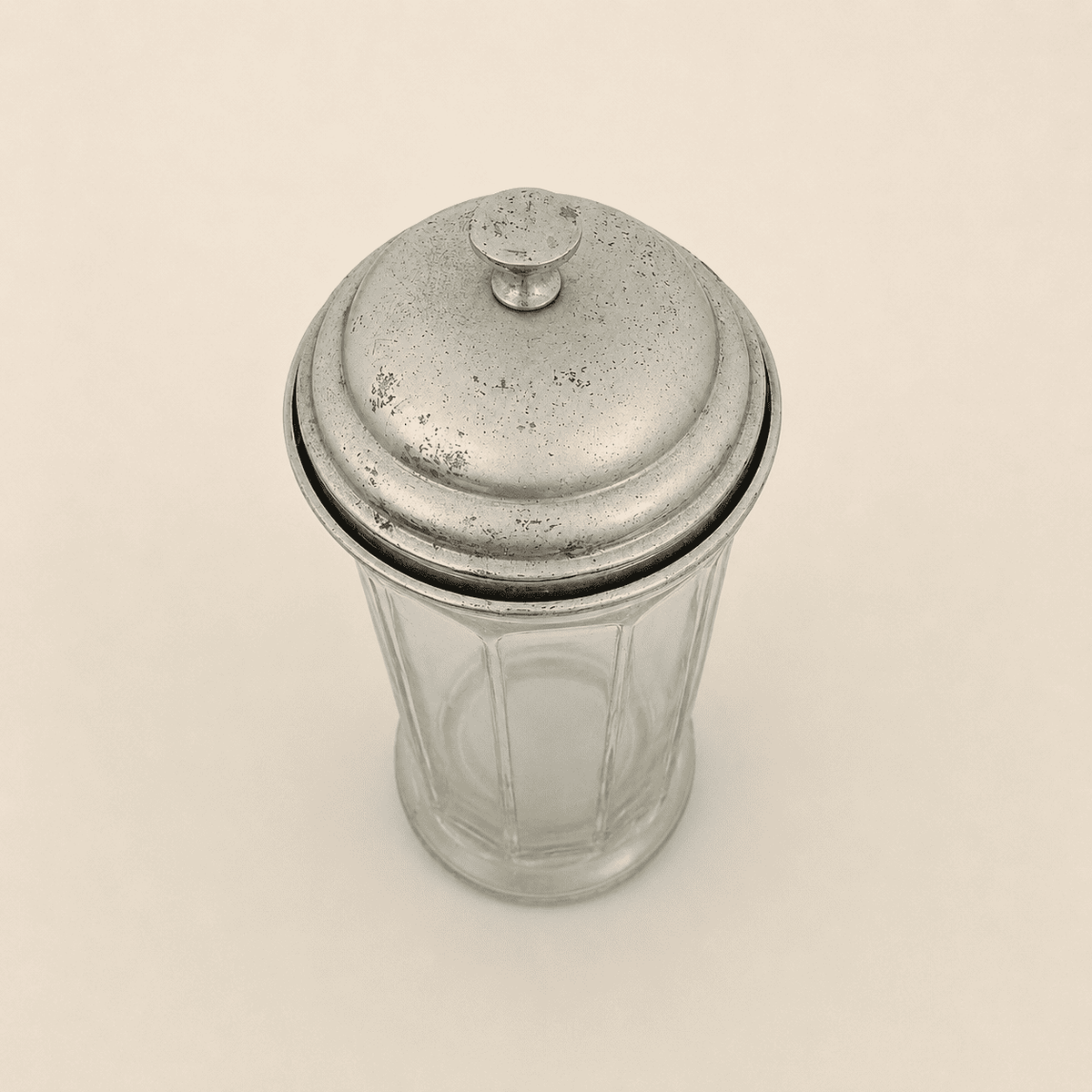 Close-up of the tarnished domed lid and knob