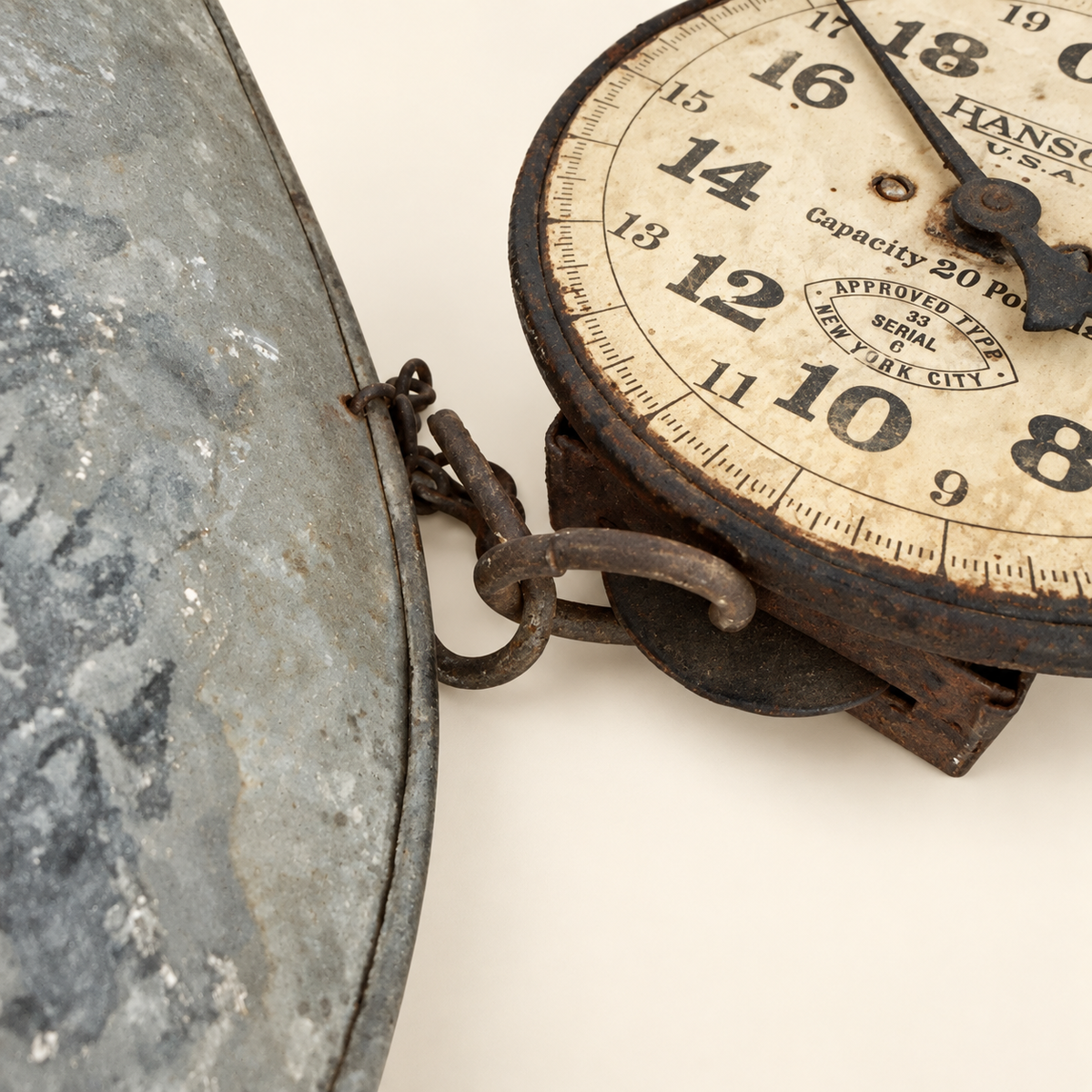 Close view of the dial and the hook-and-chain mechanism linking the scoop