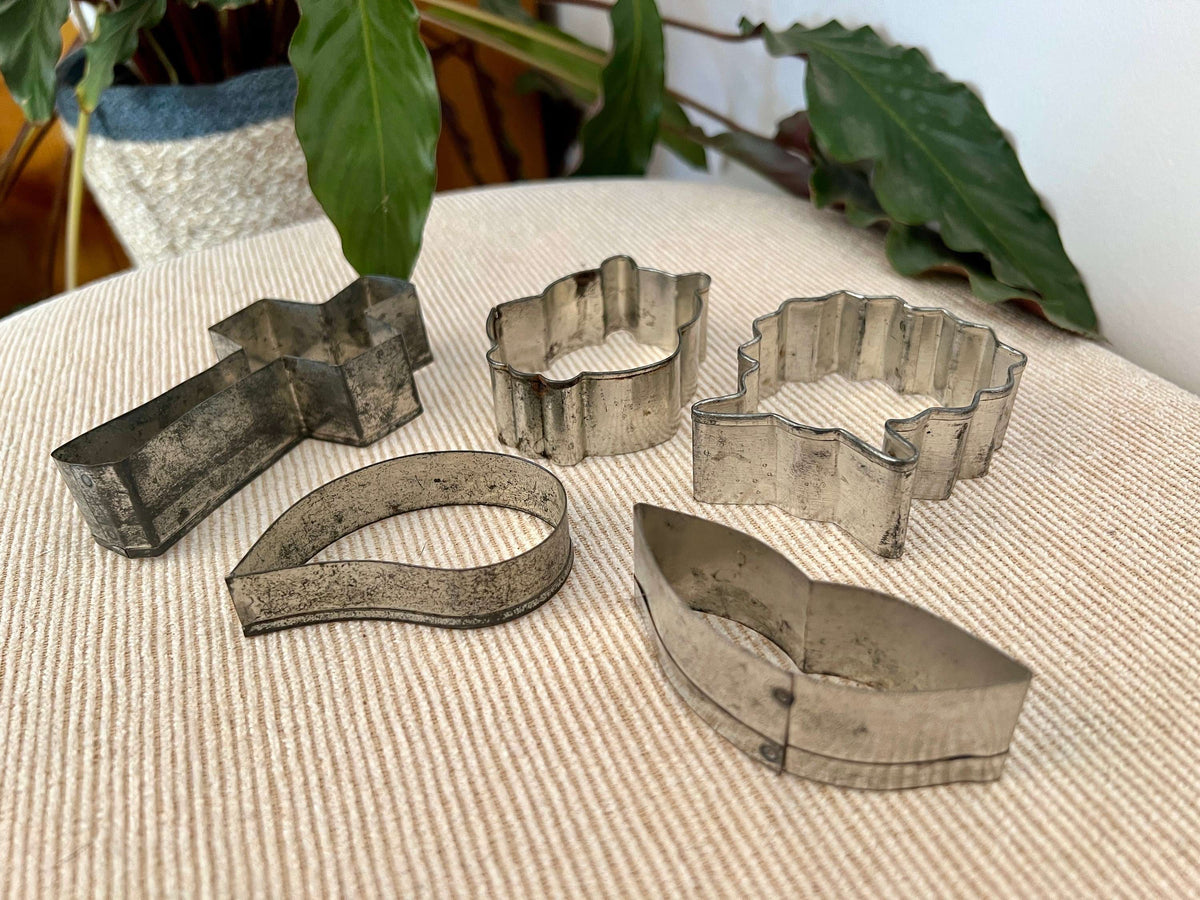 Set of 5 Vintage Aluminum Christmas Cookie Cutters, Cross, Teardrop, Lips, Wreath, Cat, photo 3 of 9