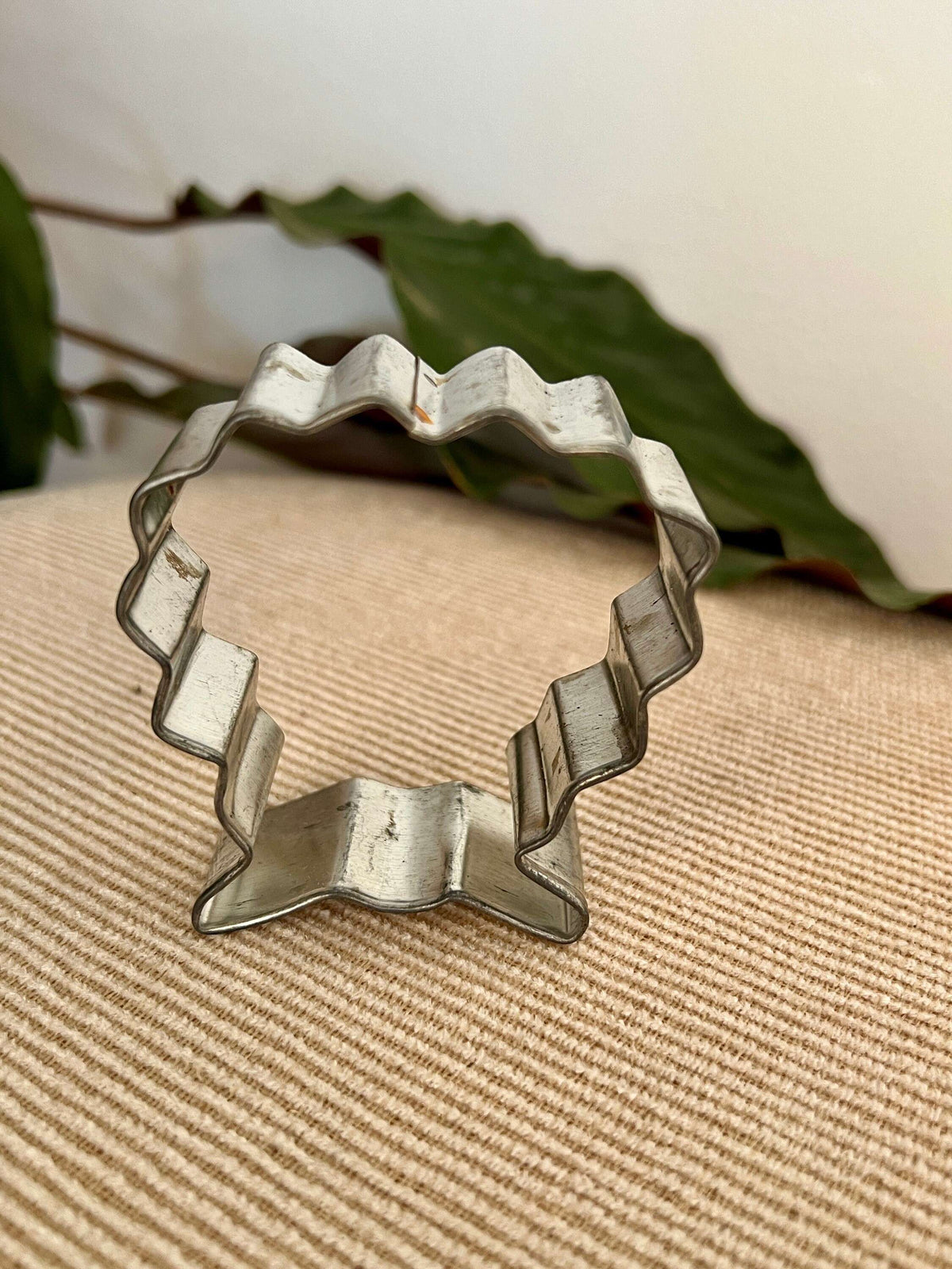 Set of 5 Vintage Aluminum Christmas Cookie Cutters, Cross, Teardrop, Lips, Wreath, Cat, photo 5 of 9