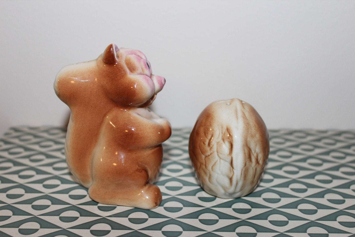 Vintage 1950s ceramic brown squirrel and nut salt and pepper shakers, photo 8 of 10