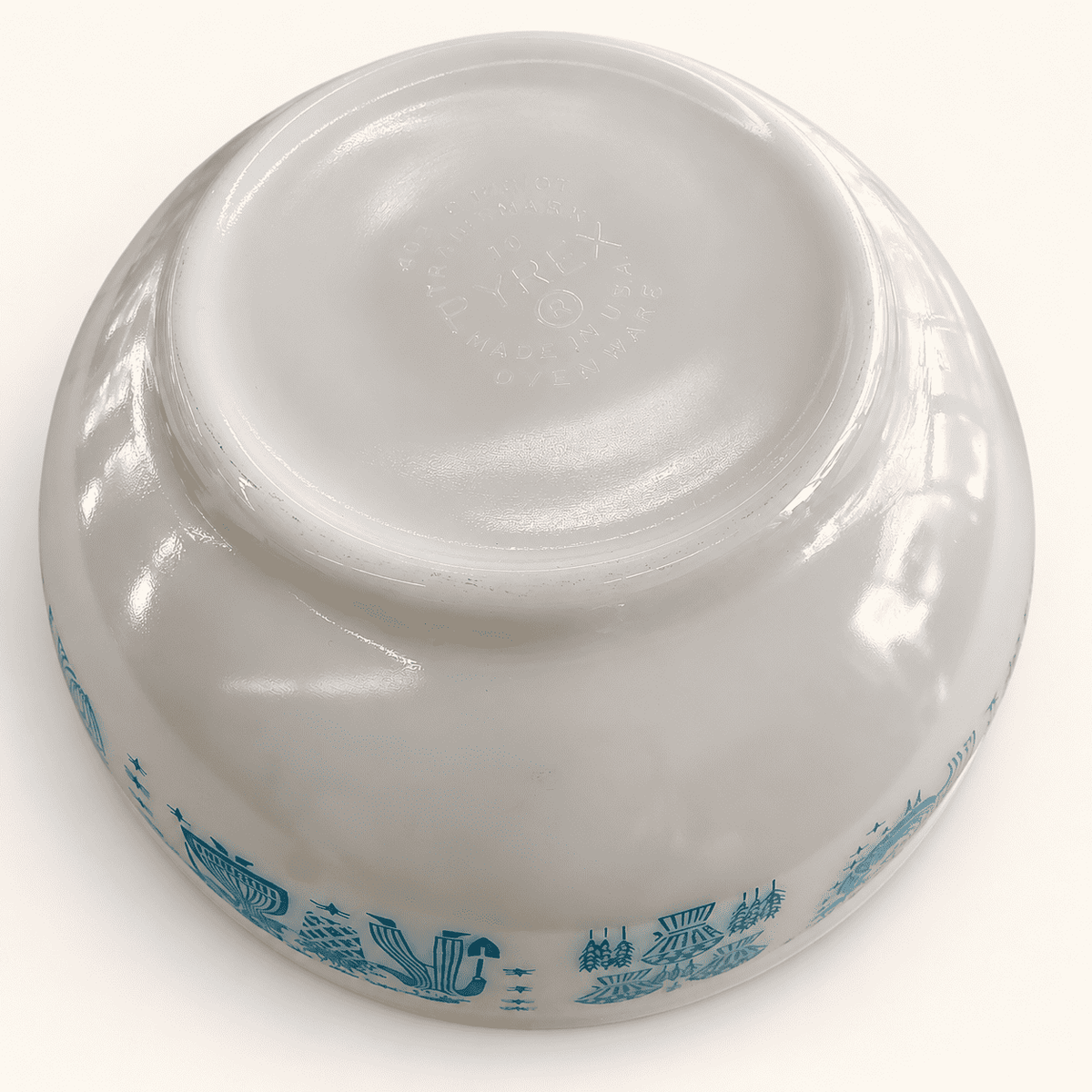Vintage Pyrex 403 Butterprint 2.5 quart mixing bowl in white opal glass