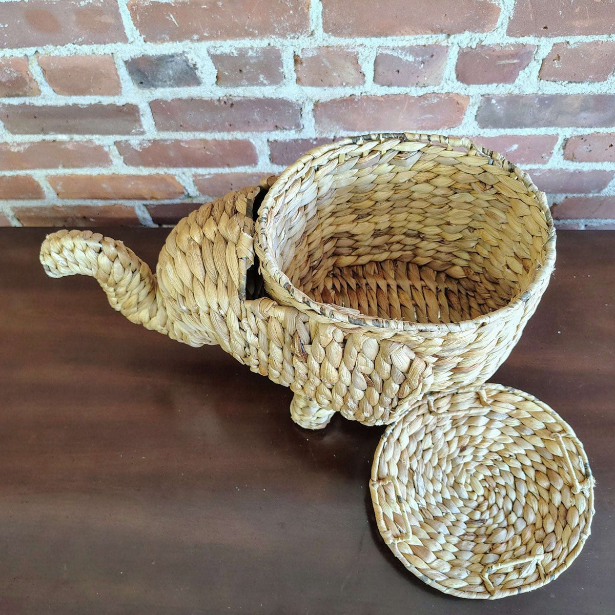 Vintage woven water hyacinth elephant basket with lid and raised trunk, photo 10 of 10