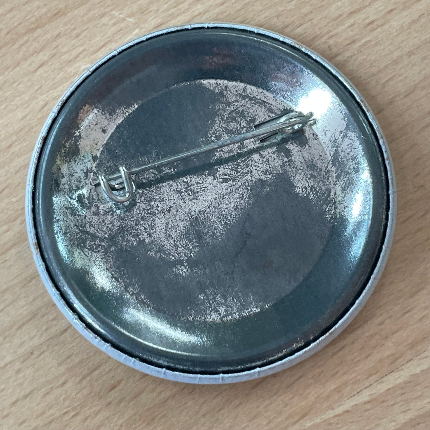 Vintage “Keep Smiling” Pinback Button – Retro Positivity Slogan Badge (1970s, 1.75”)