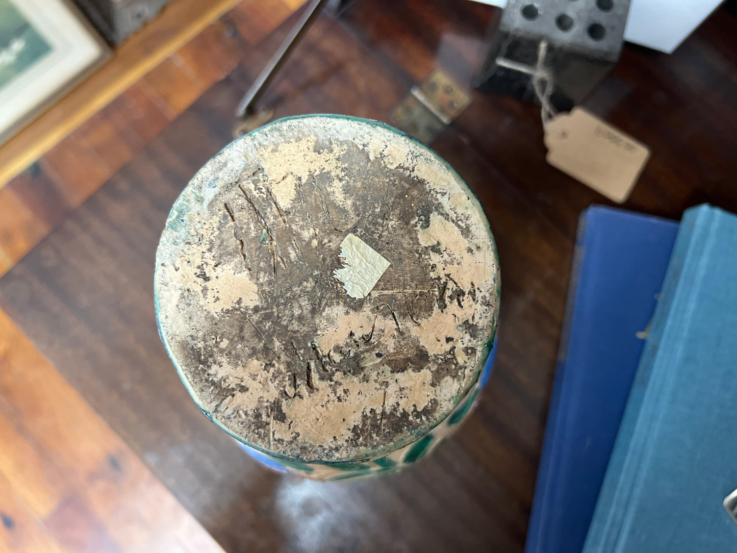 Italian Majolica Tin-Glazed Floral Vase – 9″ Hand-Painted Earthenware, Deruta-Style