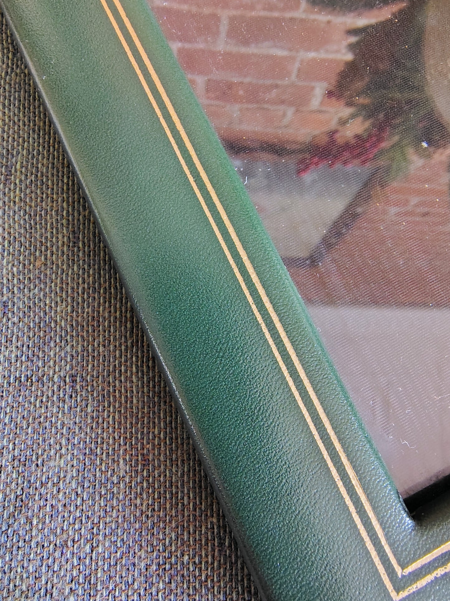 Top-Grain Green Leather Picture Frame with Gold Detailing – 3.5 x 5.5