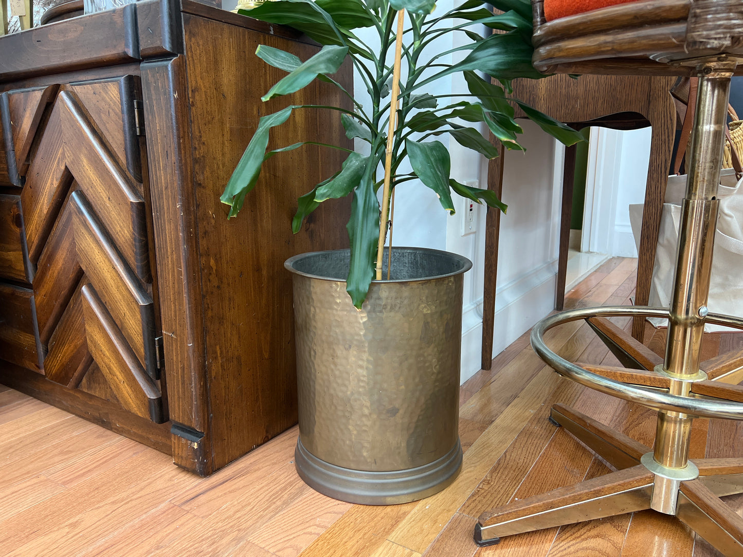 Large Hammered Brass Planter – Cylindrical Mid-Century Cachepot, 14″ × 12″