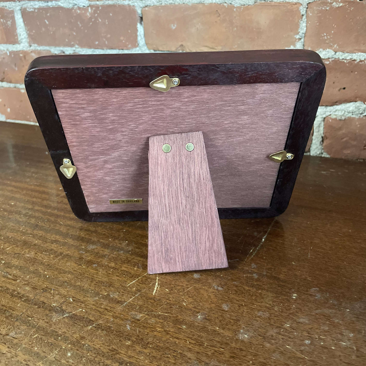 Three-opening wood frame back with easel stand