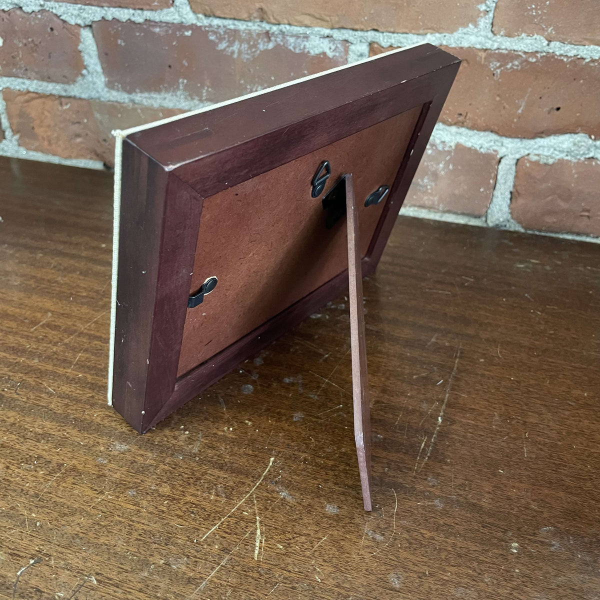 Newport canvas frame side view with easel back
