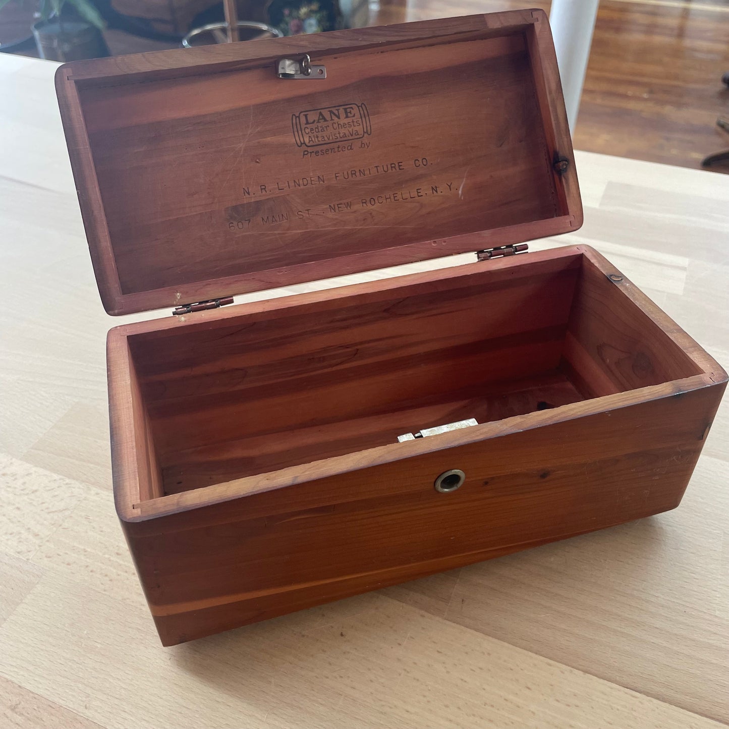 Lane Cedar Chest Mini Keepsake Box – N.R. Linden Furniture Co.