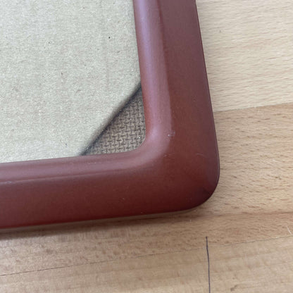 Maroon rounded-edge frame corner detail