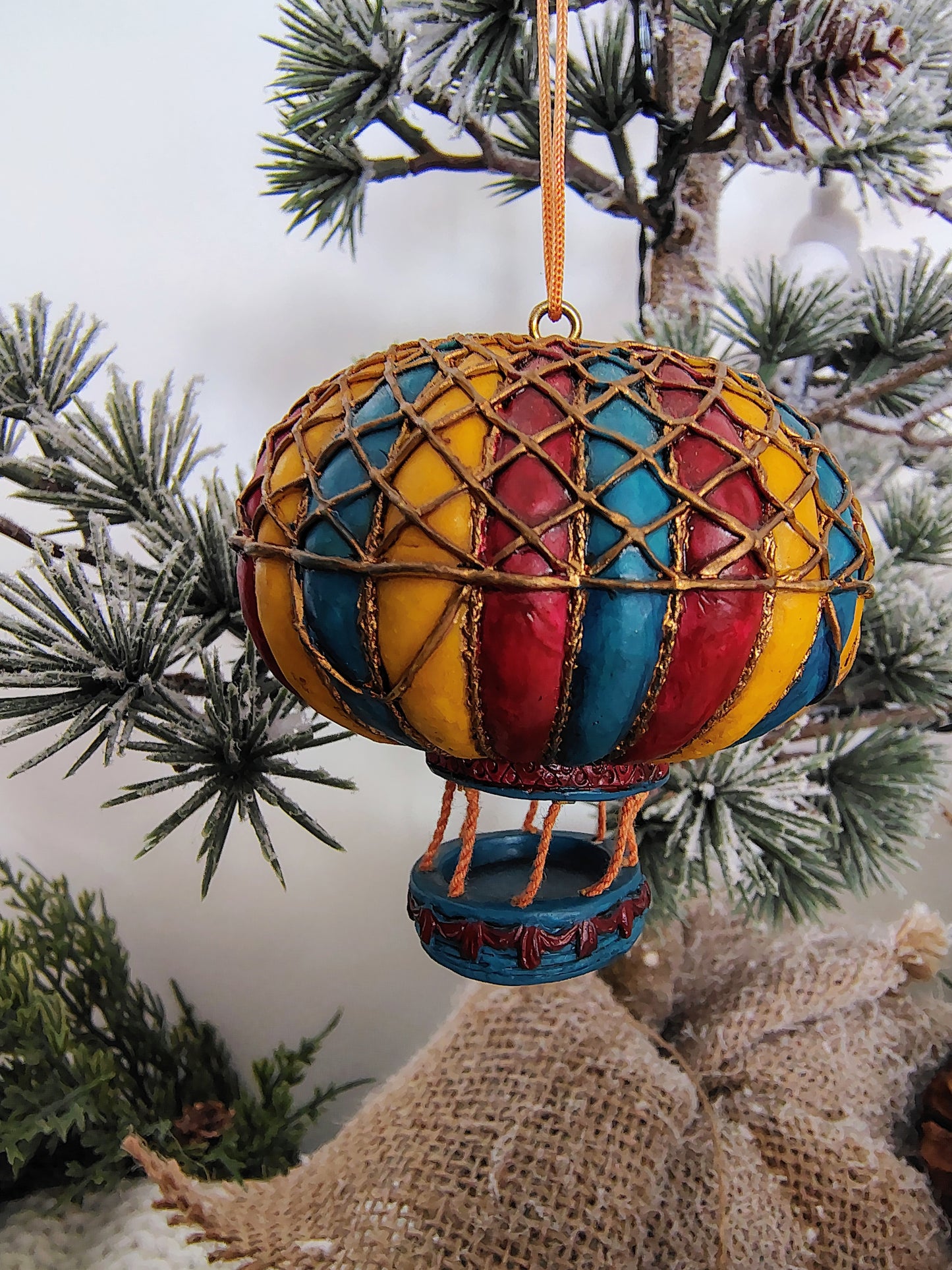 Vintage Hot Air Balloon Christmas Ornament – Hand-Painted Holiday Decor