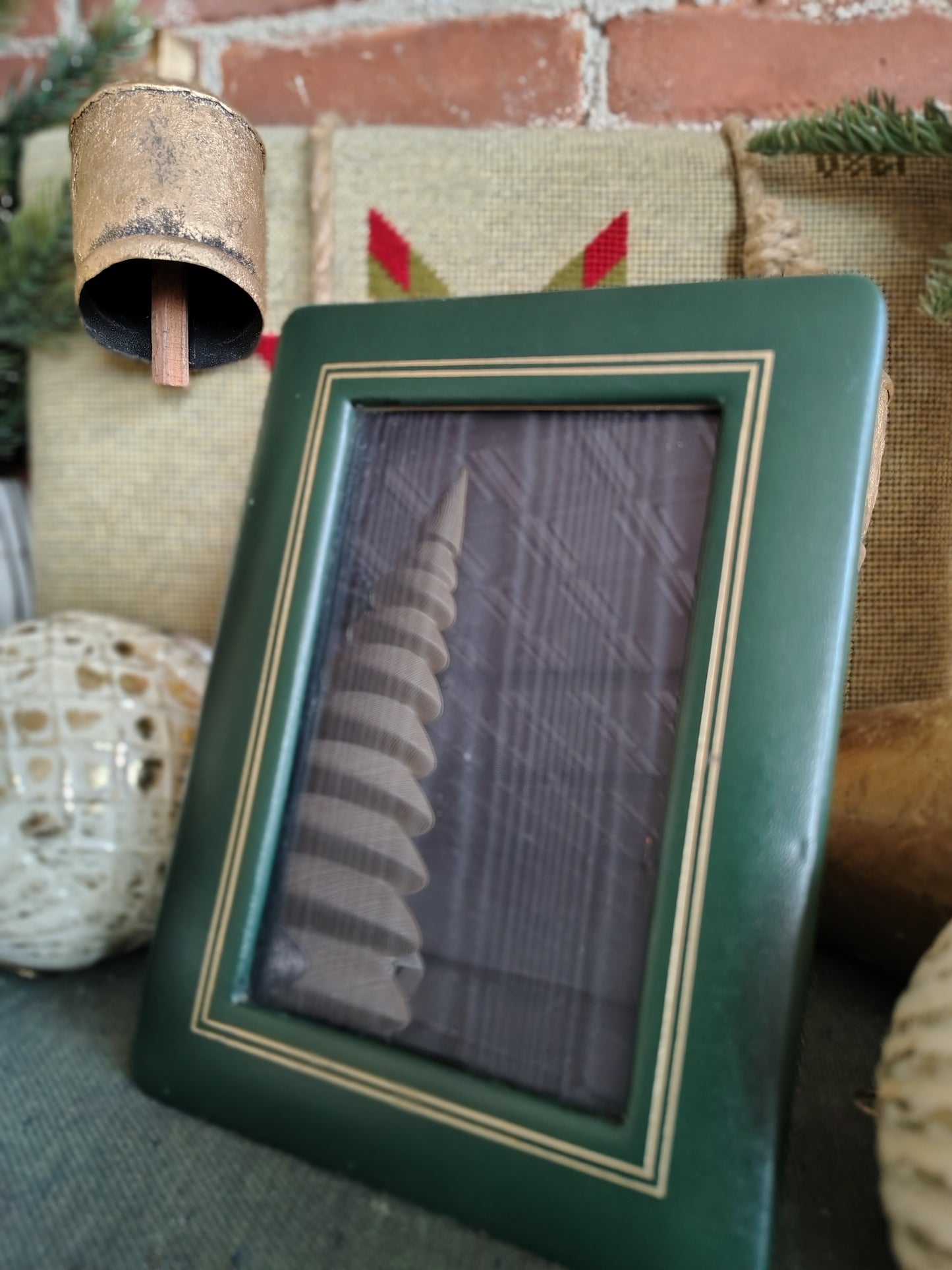 Top-Grain Green Leather Picture Frame with Gold Detailing – 3.5 x 5.5