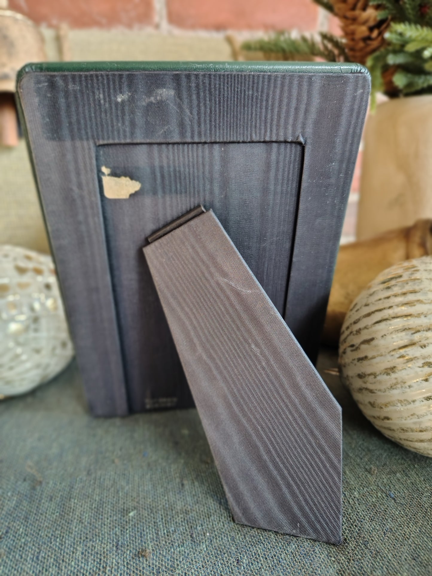 Top-Grain Green Leather Picture Frame with Gold Detailing – 3.5 x 5.5