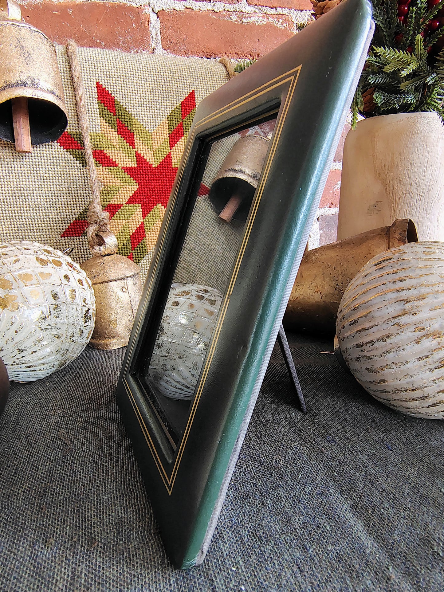Top-Grain Green Leather Picture Frame with Gold Detailing – 3.5 x 5.5