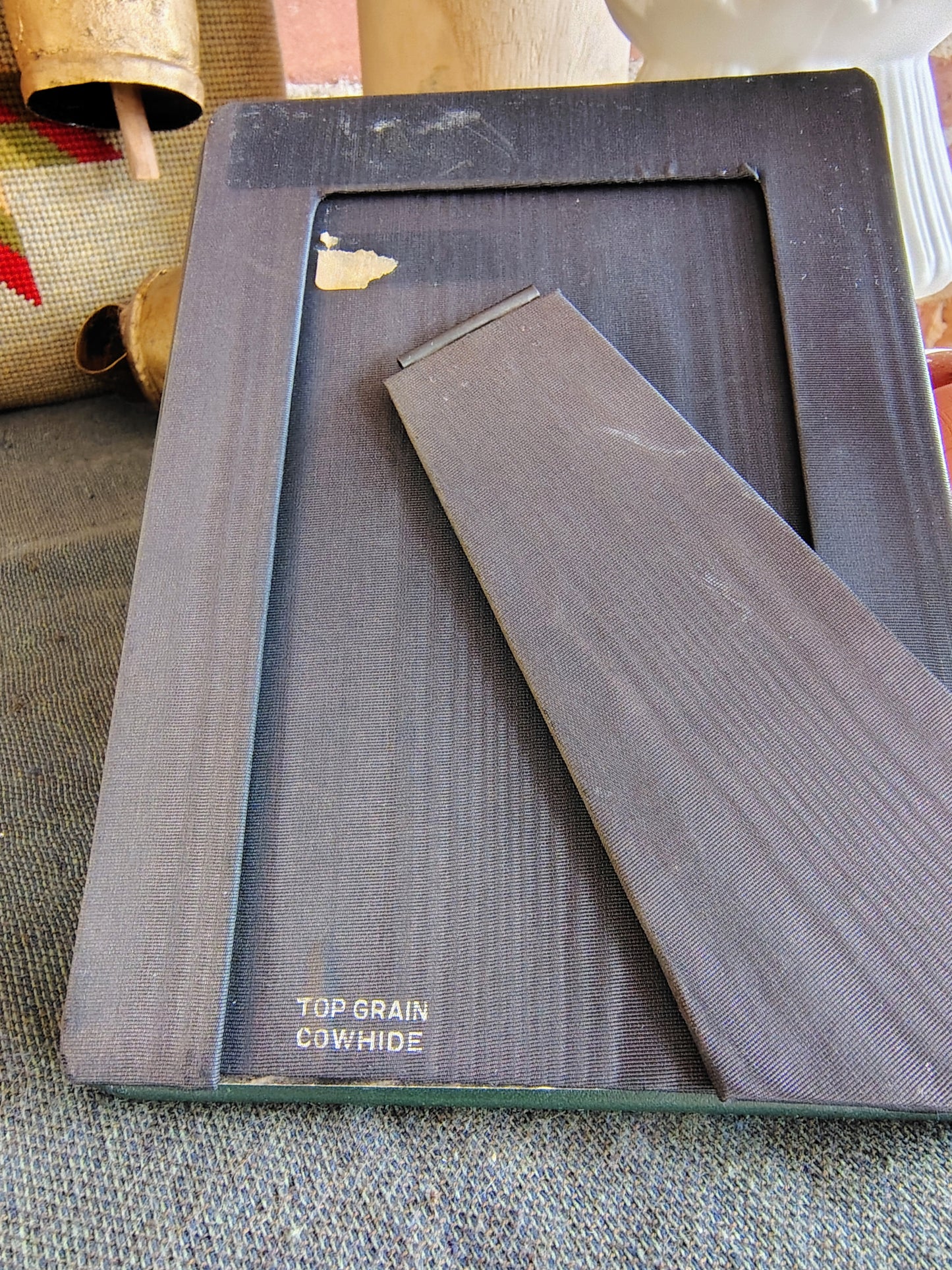 Top-Grain Green Leather Picture Frame with Gold Detailing – 3.5 x 5.5