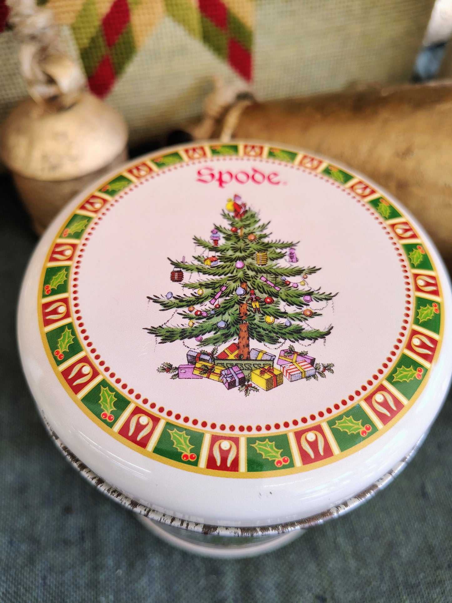 Spode Christmas Tree Sentiment Mug in Holiday Gift Tin (Since 1938 Design)