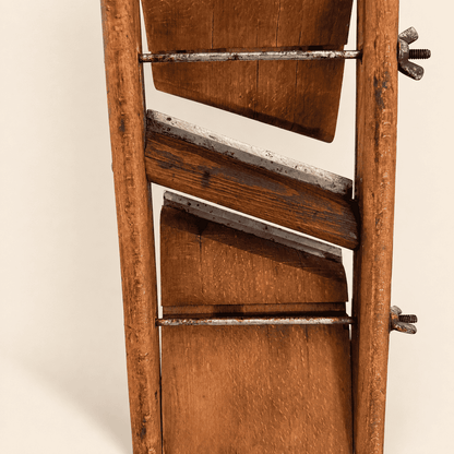 Detail of the adjustable blade bed and wing nuts