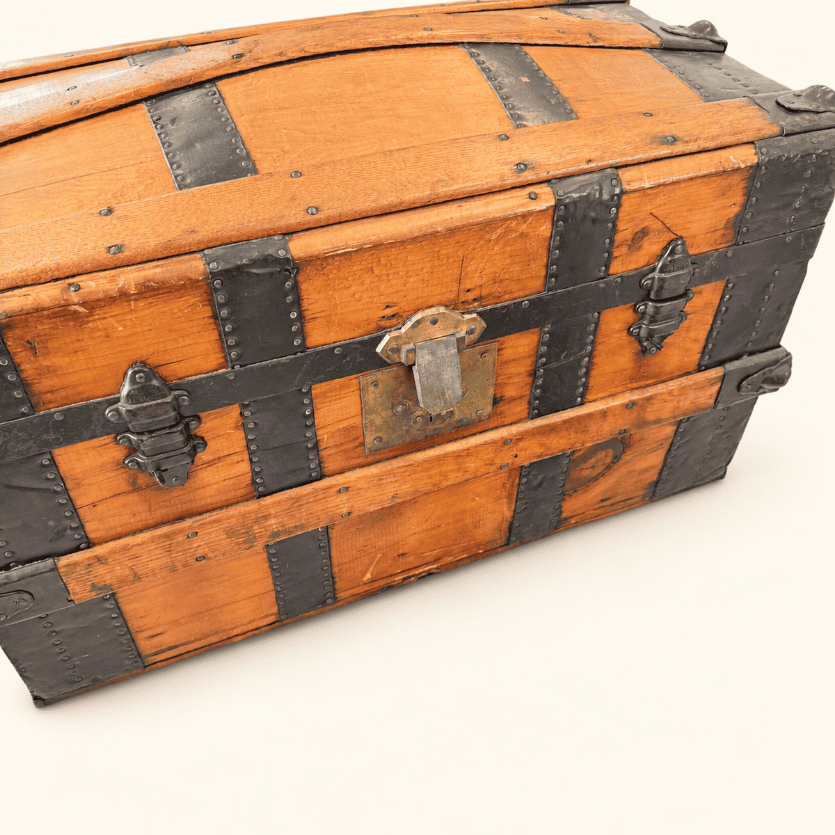 Antique Victorian Dome Top Steamer Trunk with Lithograph Lid, photo 2 of 15
