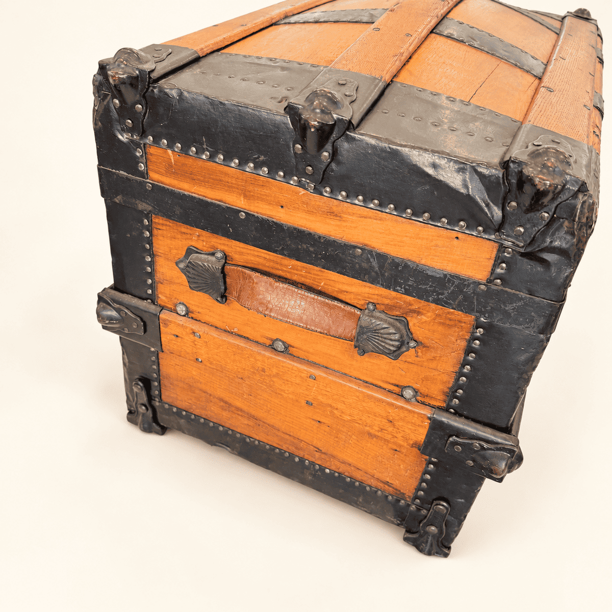 Antique Victorian Dome Top Steamer Trunk with Lithograph Lid, photo 4 of 15