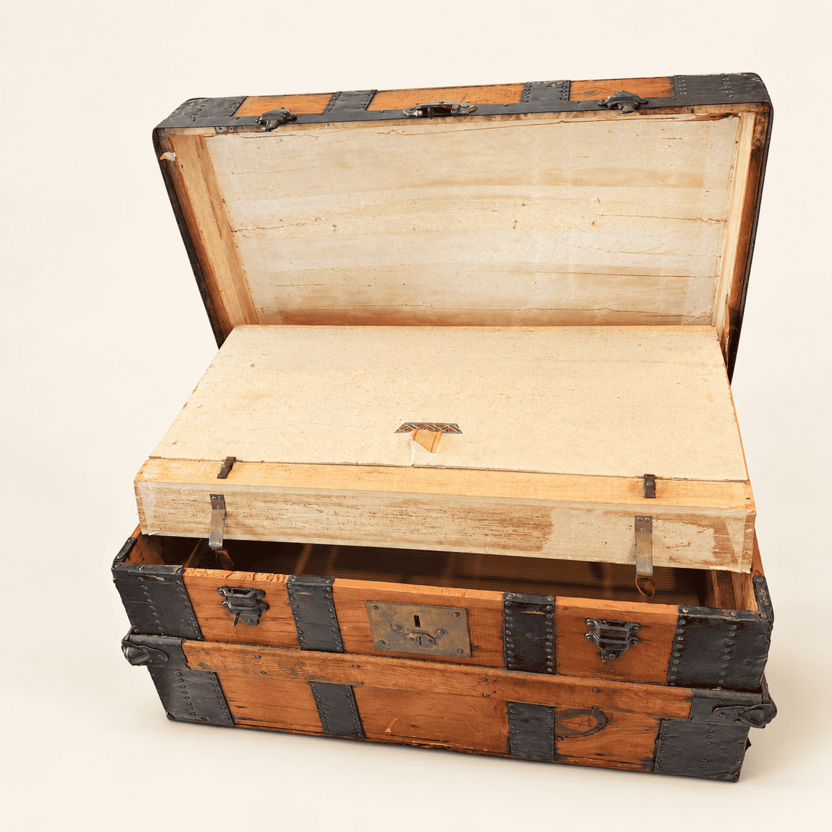 Antique Victorian Dome Top Steamer Trunk with Lithograph Lid, photo 9 of 15