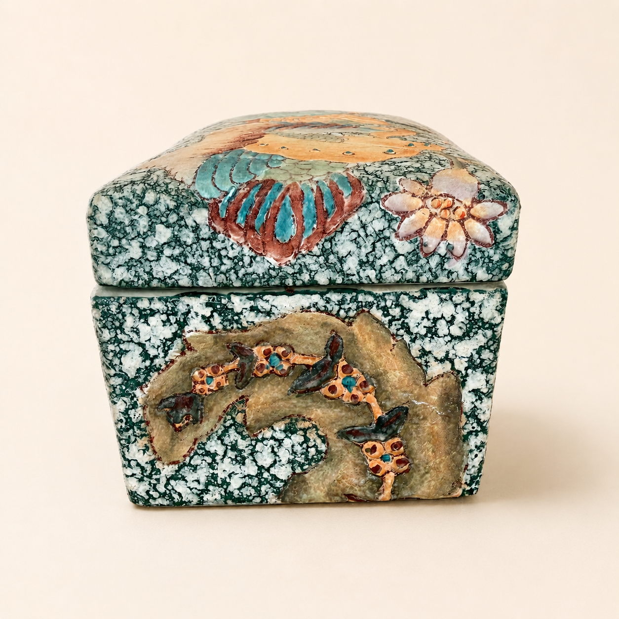 Side of Chinese porcelain box branch