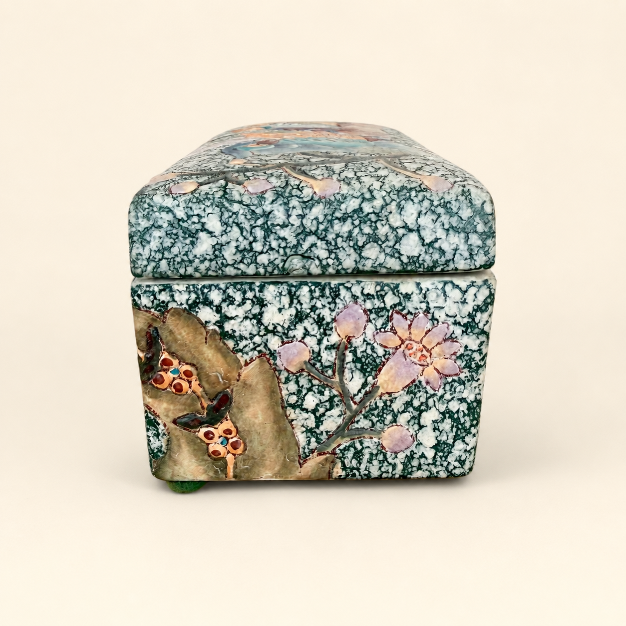 Side of Chinese porcelain box flower