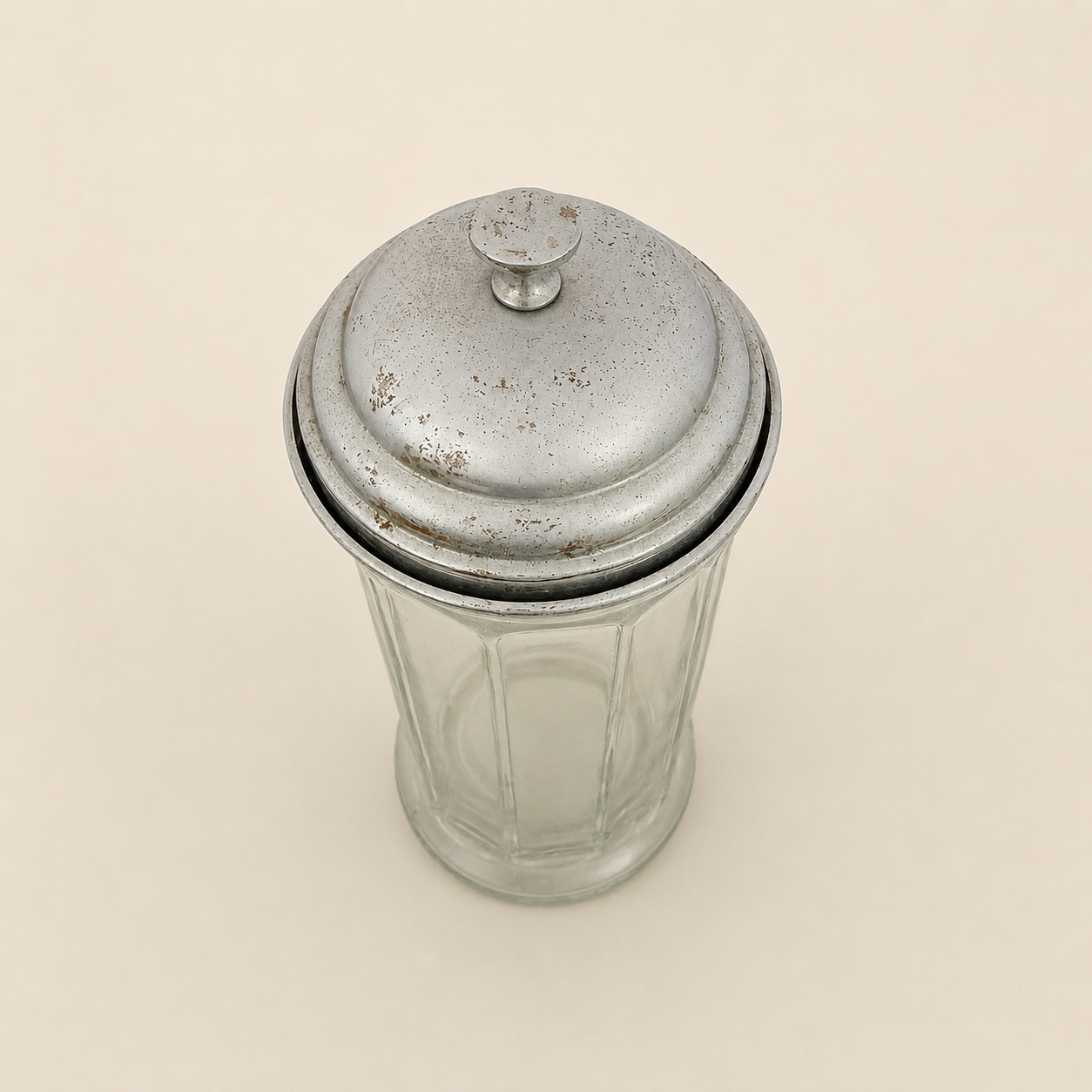 Close-up of the tarnished domed lid and knob