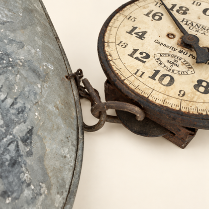 Close view of the dial and the hook-and-chain mechanism linking the scoop