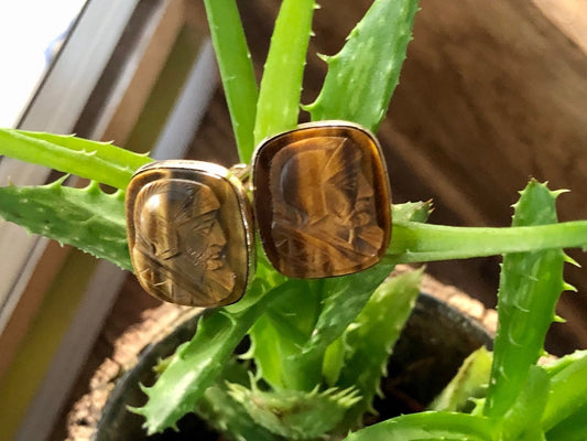 Lamode 10K Gold Filled Carved Tiger Eye Warrior Cameo Cufflinks — 1/20 10K GF, c. 1950s–60s - Loom Vintage
