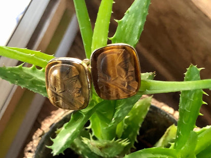 Lamode 10K Gold Filled Carved Tiger Eye Warrior Cameo Cufflinks — 1/20 10K GF, c. 1950s–60s - Loom Vintage