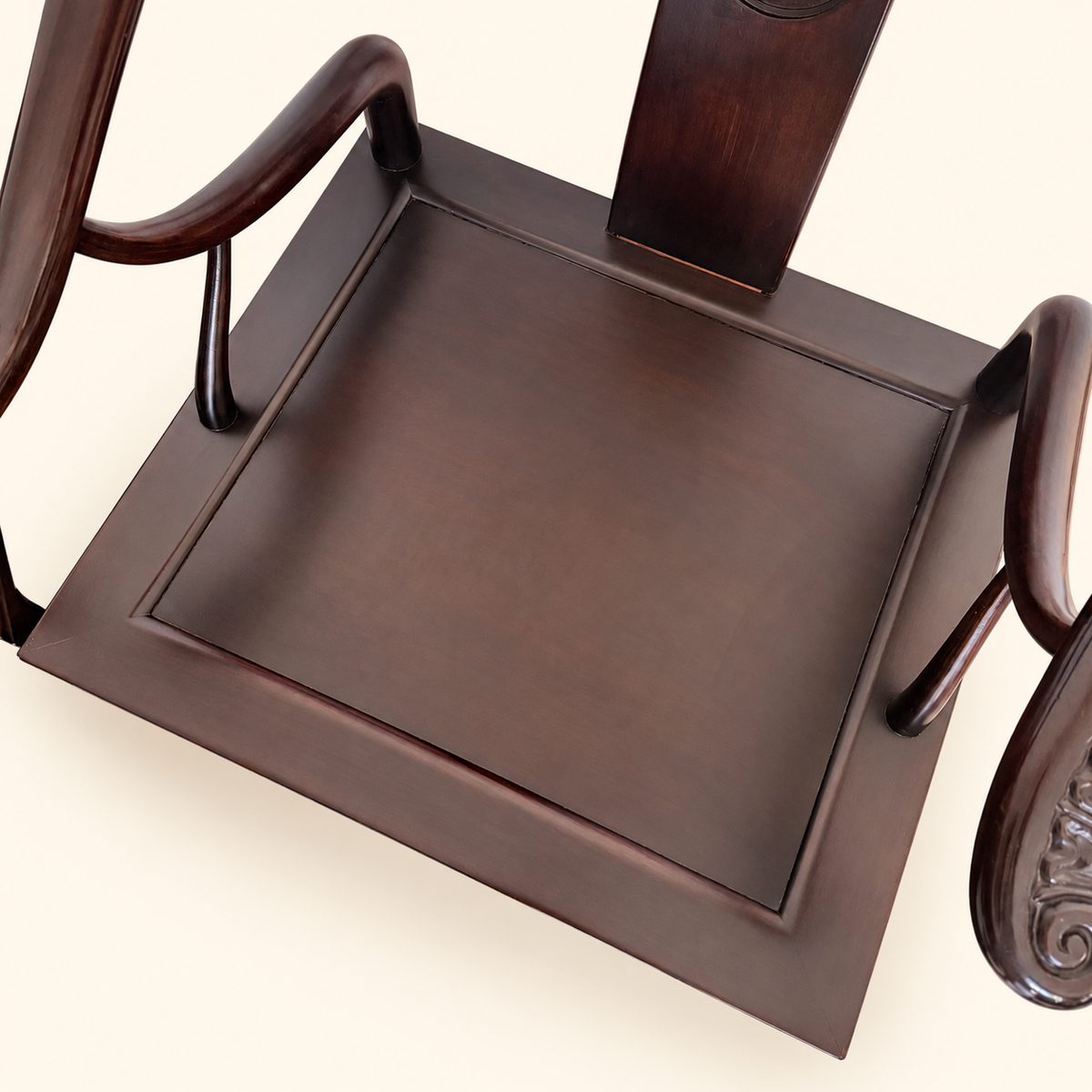 Chinese horseshoe-back lounge chair leg and stretcher detail