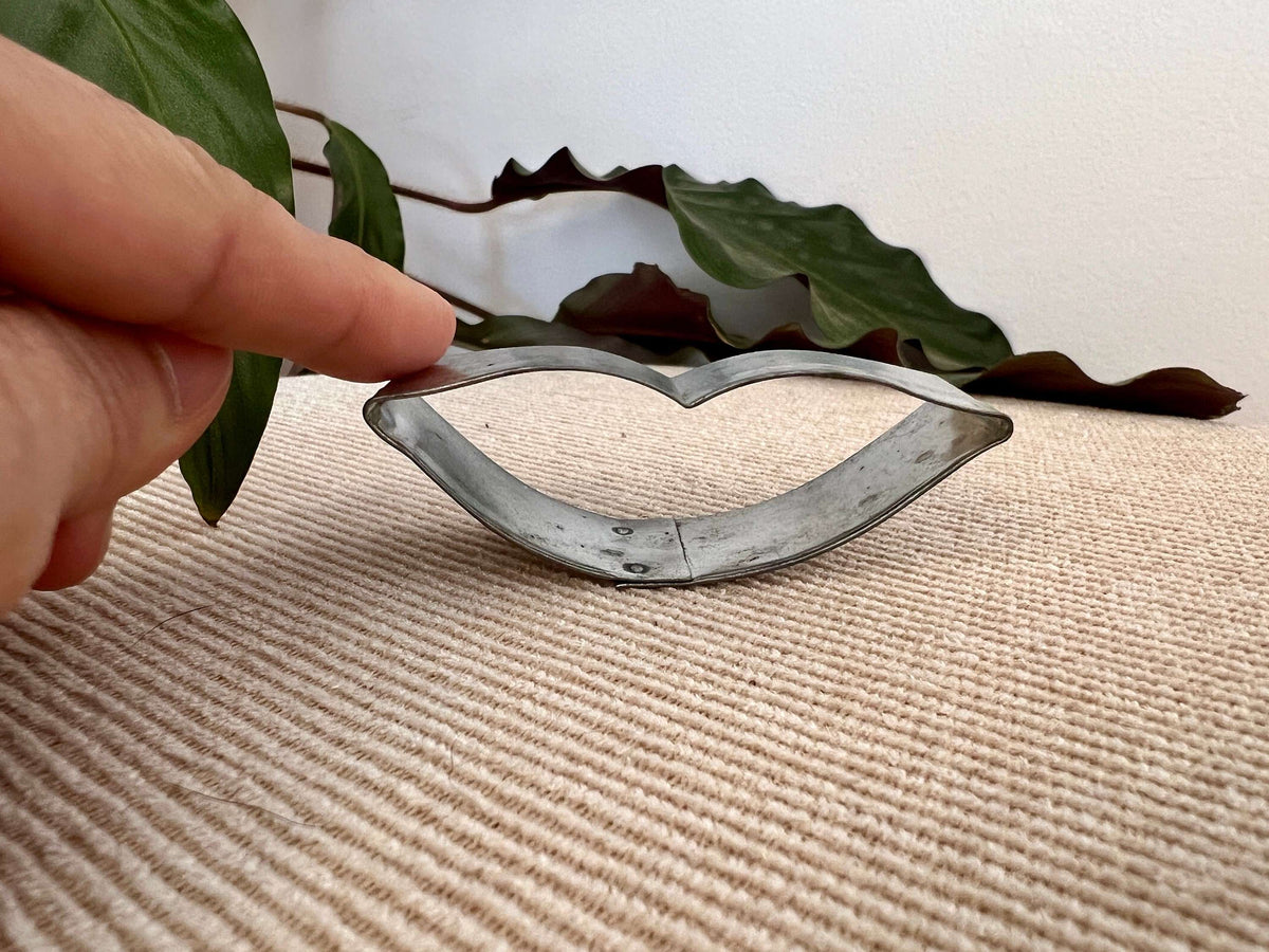 Set of 5 Vintage Aluminum Christmas Cookie Cutters, Cross, Teardrop, Lips, Wreath, Cat, photo 8 of 9