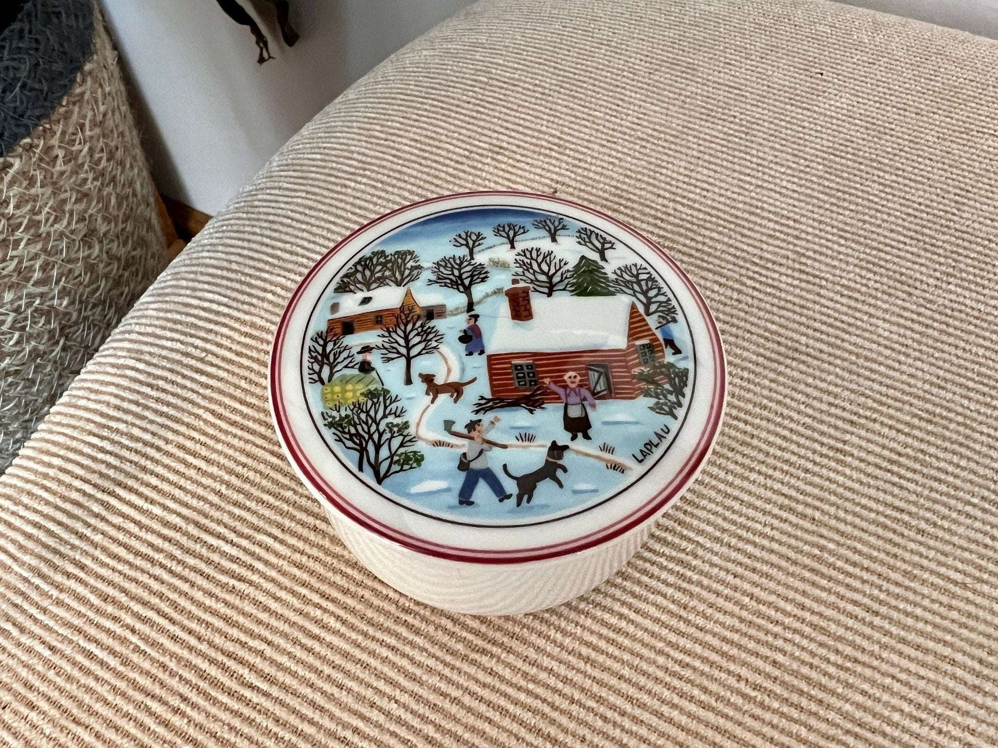 Villeroy & Boch "Laplou" Naïf Trinket Box — Round, Winter Village Scene, Luxembourg, 3"W - Loom Vintage