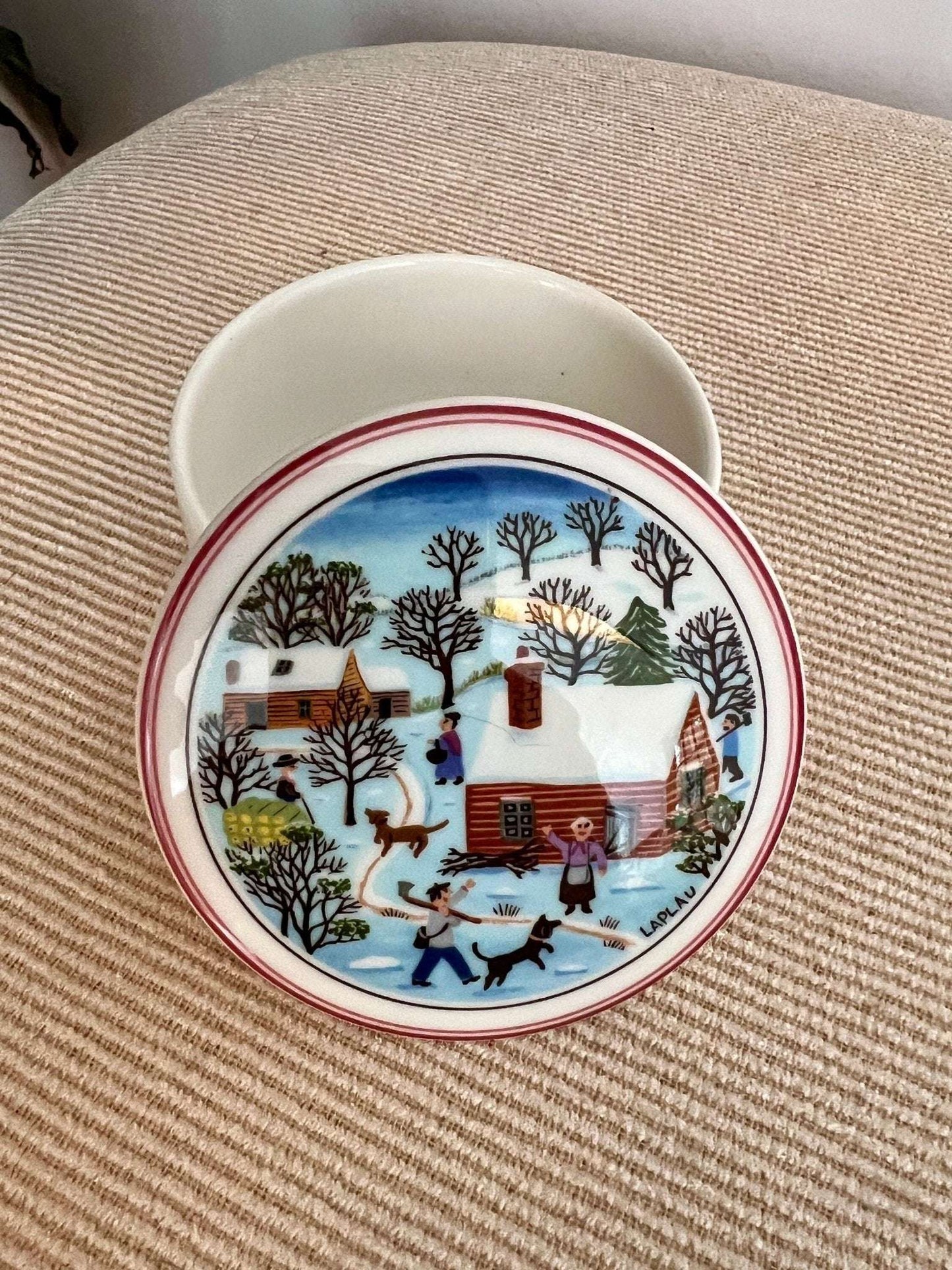 Villeroy & Boch "Laplou" Naïf Trinket Box — Round, Winter Village Scene, Luxembourg, 3"W - Loom Vintage