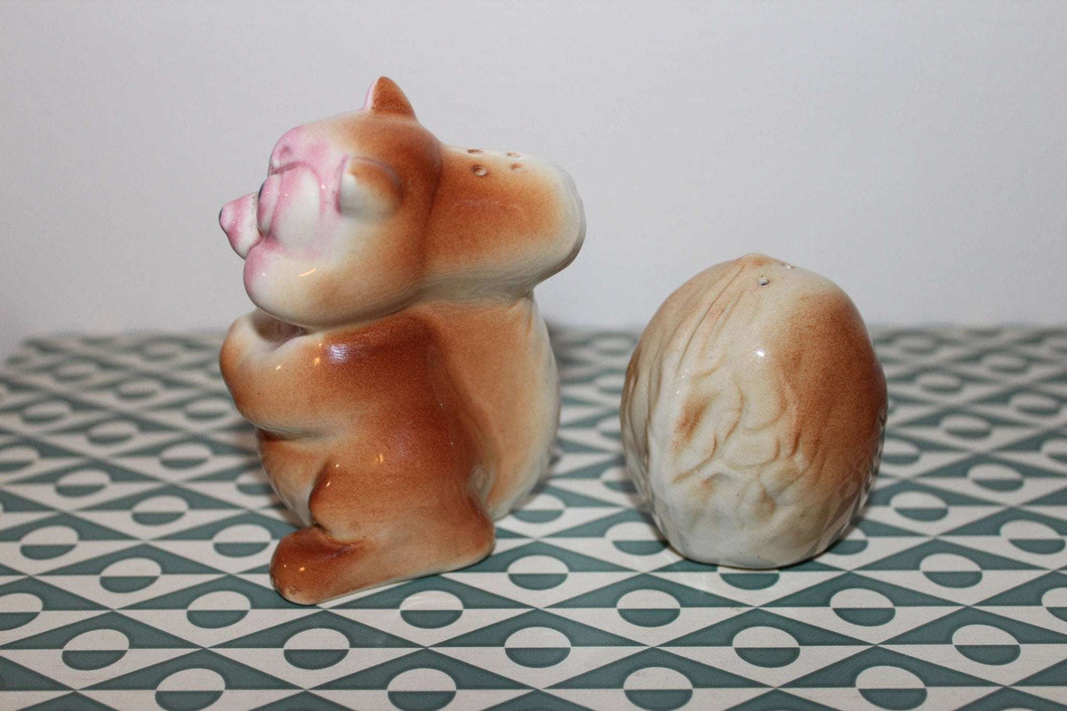 Vintage 1950s ceramic brown squirrel and nut salt and pepper shakers, photo 6 of 10