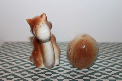 Vintage 1950s ceramic brown squirrel and nut salt and pepper shakers, photo 7 of 10