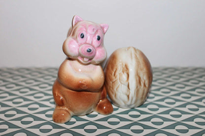 Vintage 1950s ceramic brown squirrel and nut salt and pepper shakers, photo 9 of 10