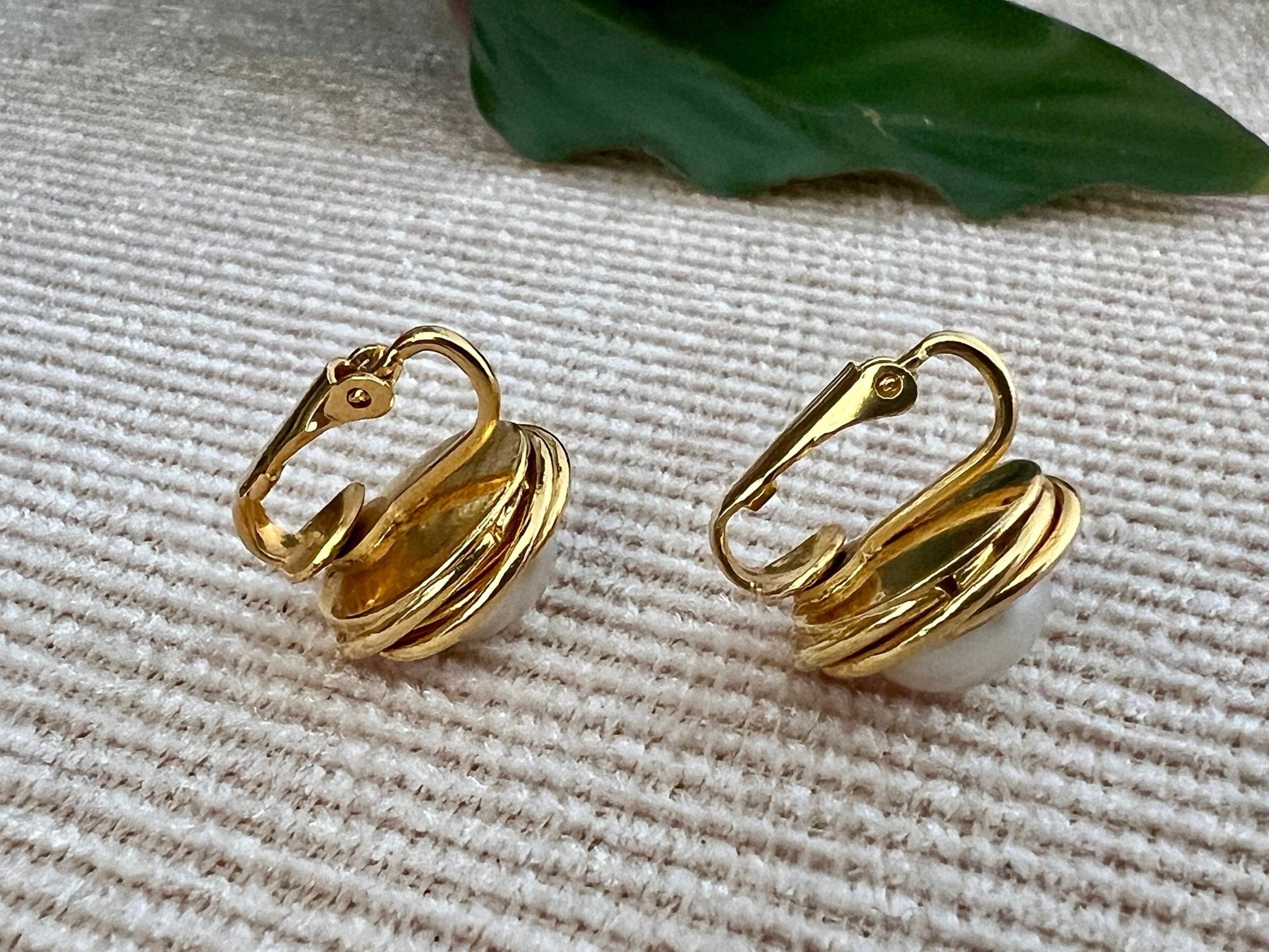 Vintage 90s Gold Tone Circle & Pearl Clip On Earrings Mod Retro Art Deco, Modernist Chunky Revival Curlicue Statement Swirl Earrings - Loom Vintage