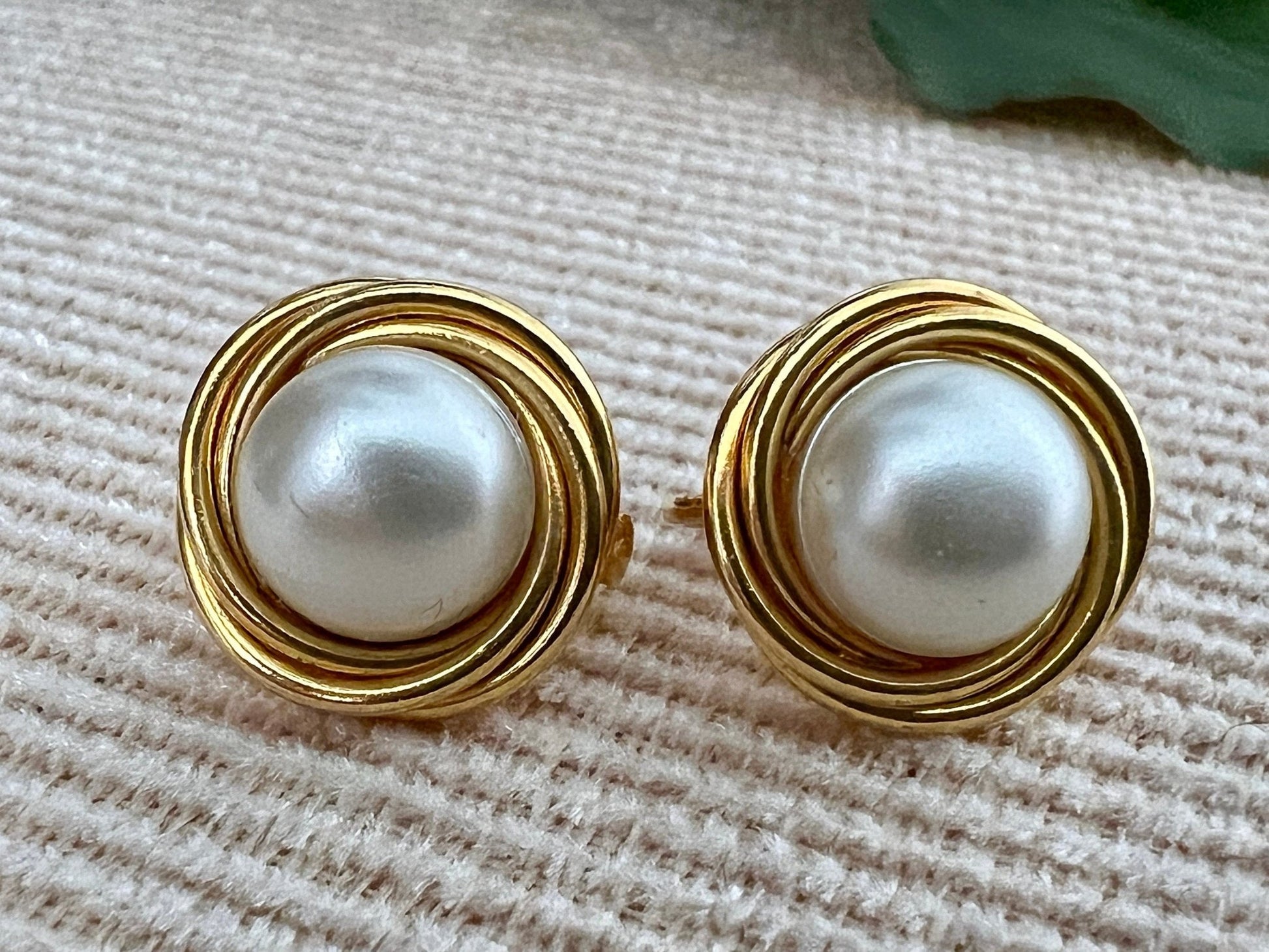 Vintage 90s Gold Tone Circle & Pearl Clip On Earrings Mod Retro Art Deco, Modernist Chunky Revival Curlicue Statement Swirl Earrings - Loom Vintage