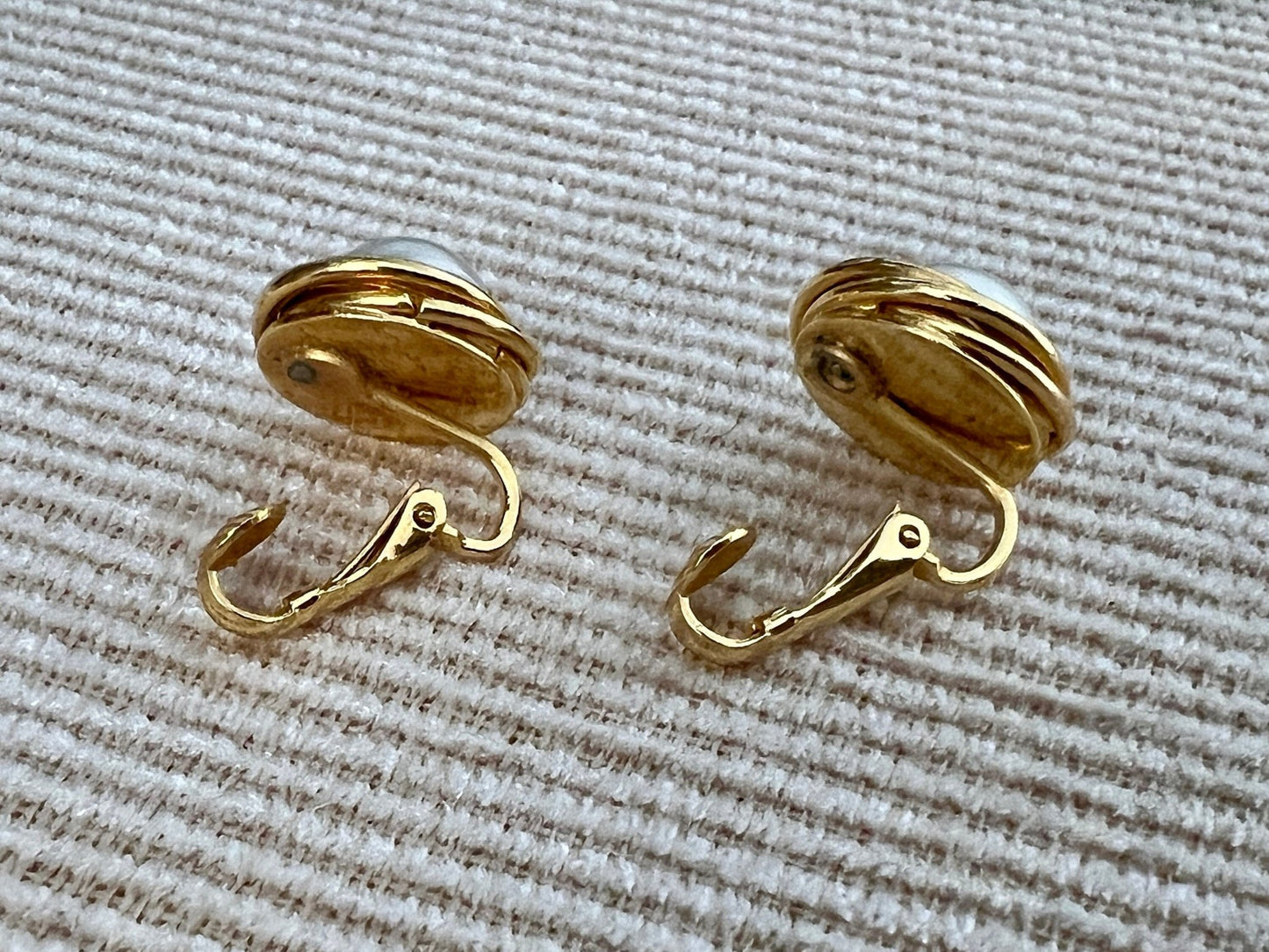 Vintage 90s Gold Tone Circle & Pearl Clip On Earrings Mod Retro Art Deco, Modernist Chunky Revival Curlicue Statement Swirl Earrings - Loom Vintage