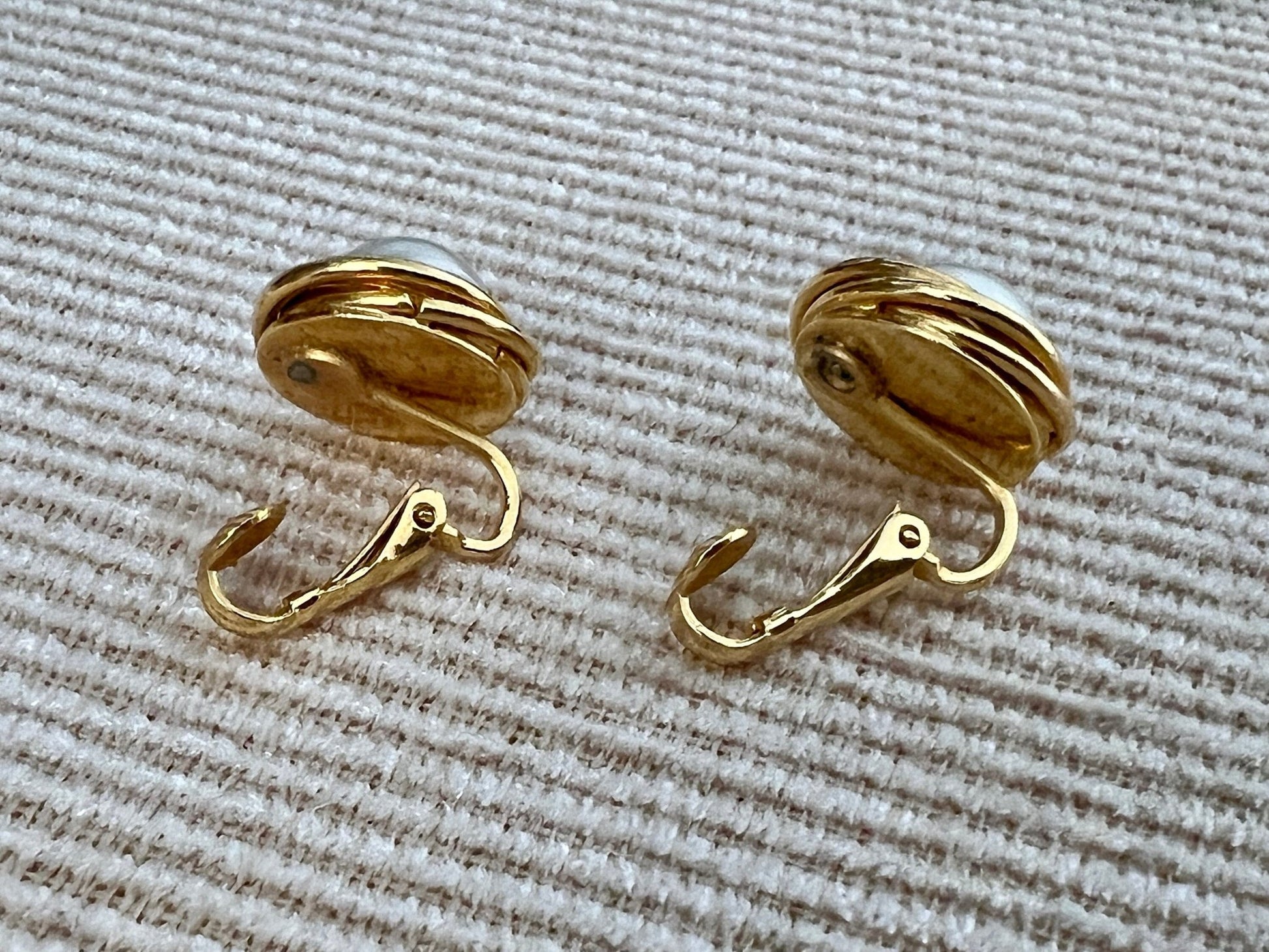 Vintage 90s Gold Tone Circle & Pearl Clip On Earrings Mod Retro Art Deco, Modernist Chunky Revival Curlicue Statement Swirl Earrings - Loom Vintage