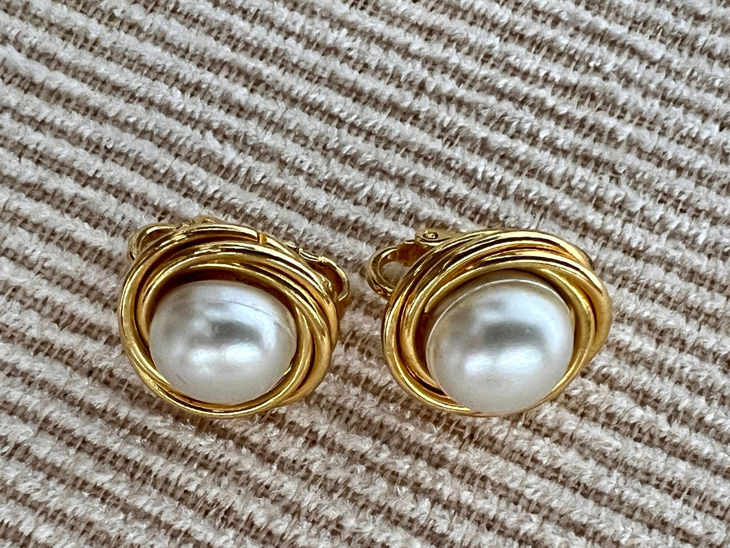 Vintage 90s Gold Tone Circle & Pearl Clip On Earrings Mod Retro Art Deco, Modernist Chunky Revival Curlicue Statement Swirl Earrings - Loom Vintage