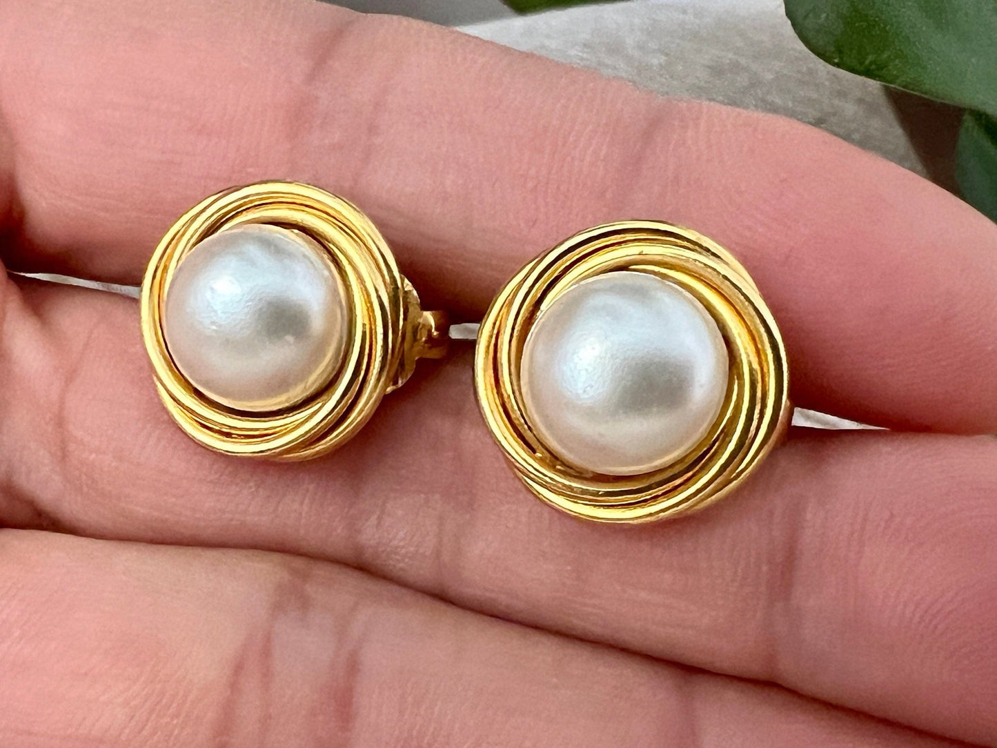 Vintage 90s Gold Tone Circle & Pearl Clip On Earrings Mod Retro Art Deco, Modernist Chunky Revival Curlicue Statement Swirl Earrings - Loom Vintage