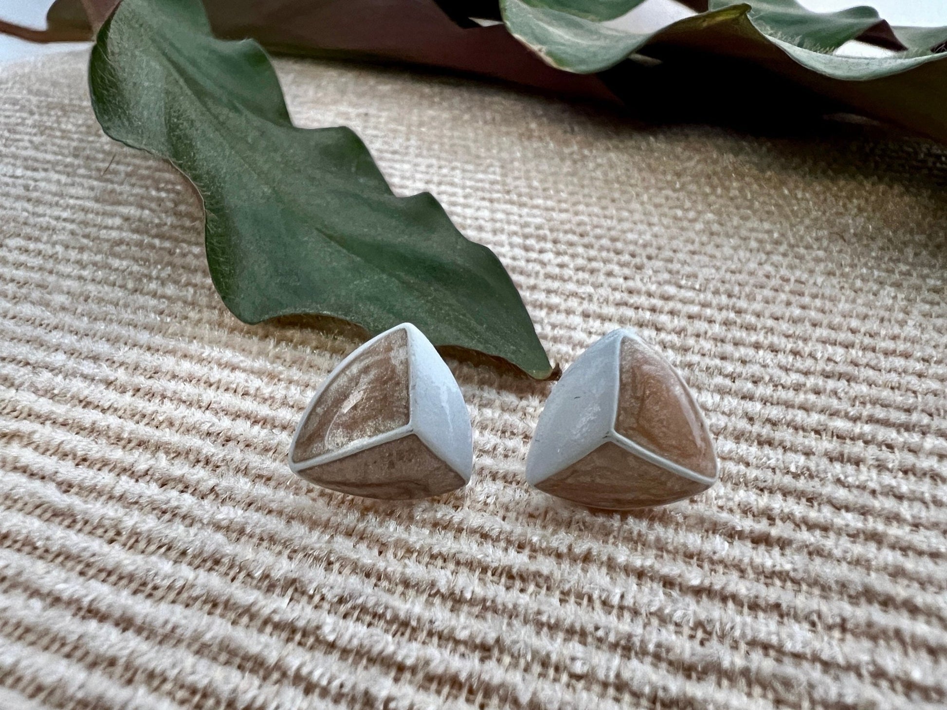Vintage Beige & White Enamel Stud Earrings, Triangle, 90s Costume Jewelry, Retro 80s - Loom Vintage