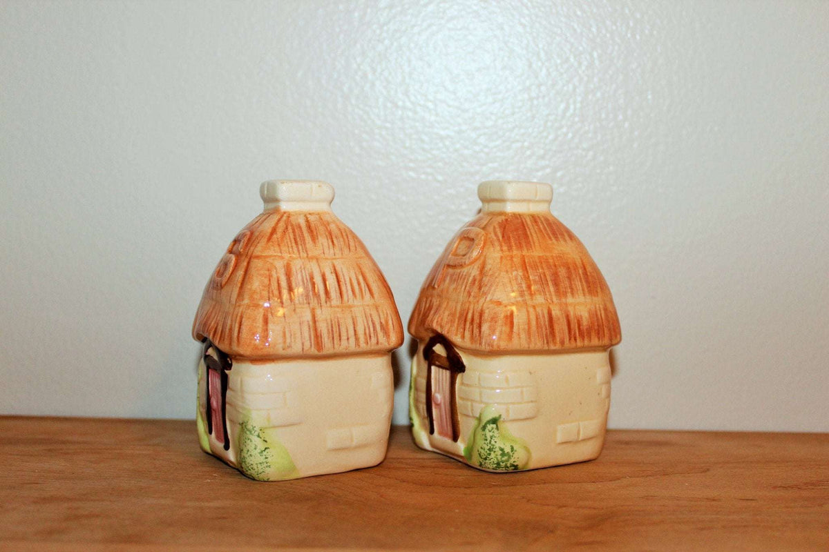 Vintage ceramic cottage salt and pepper shakers with peach thatched roofs, photo 2 of 10