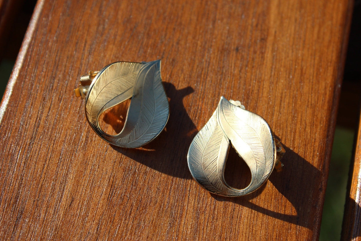 Vintage Giovanni Signed Gold Leaves Clip on Earrings Mod Retro Art Deco - Loom Vintage